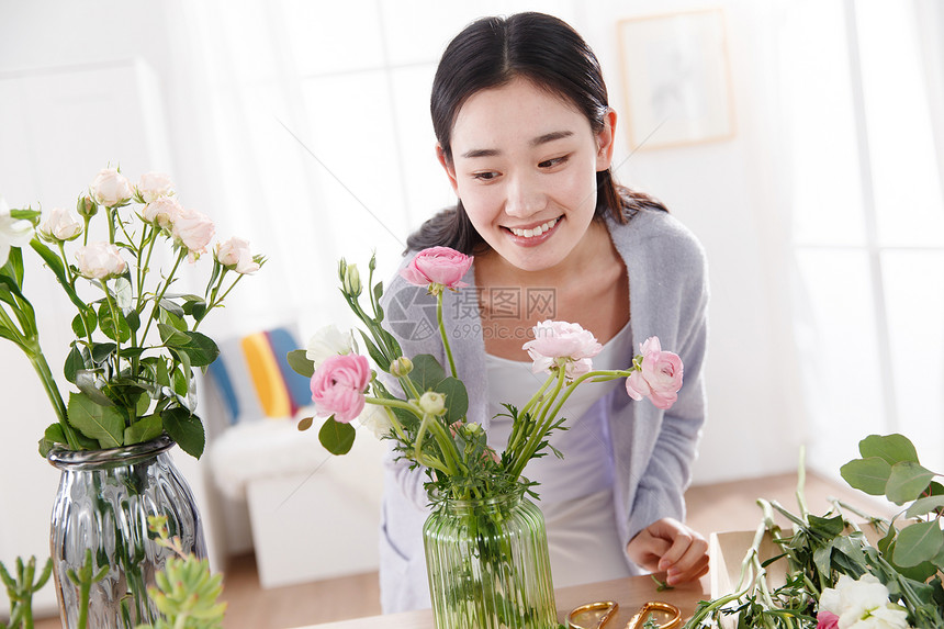 青年女人的家庭生活图片