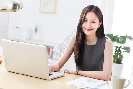 商务女人在办公室图片素材