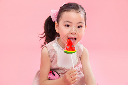 可爱的小女孩吃西瓜棒棒糖图片