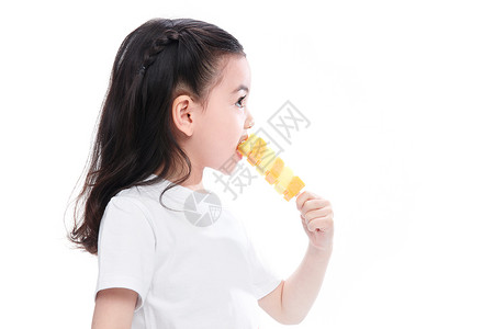 可爱的小女孩吃冰棍图片
