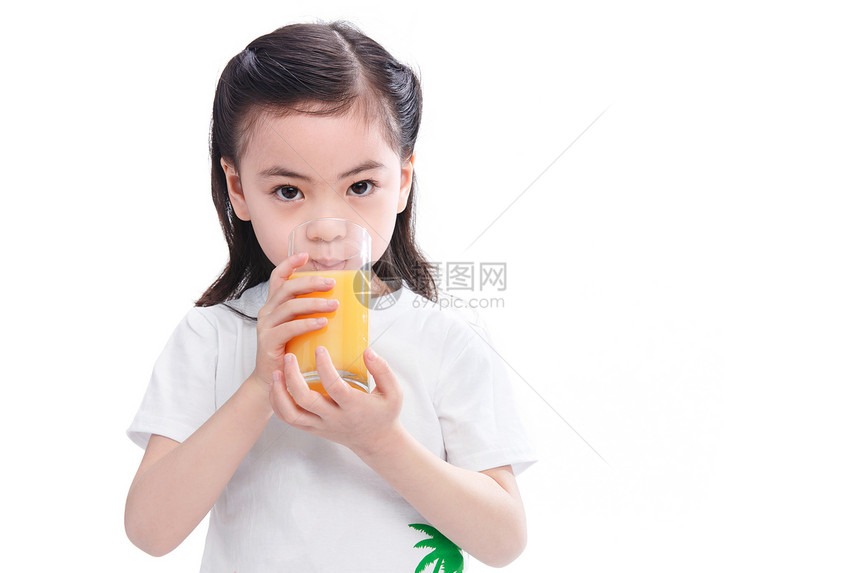 可爱的小女孩喝果汁图片