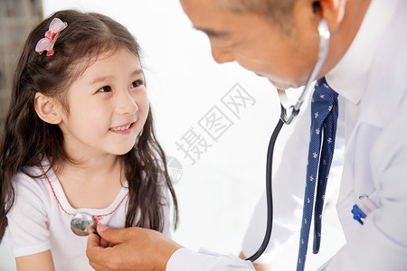 医生给小女孩检查身体图片
