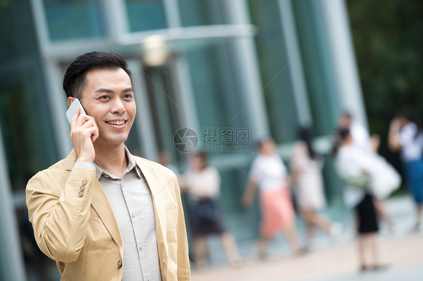 楼下打电话的商务男子图片