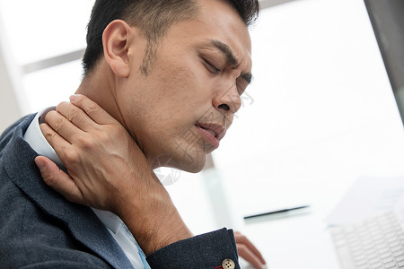 脖颈疼痛的中年商务男子背景图片