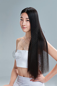 性感黑丝青年女人展示亮丽丝缎般的头发背景