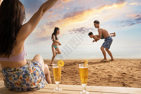 夏天可爱啤酒幸福的四口之家在沙滩上享受休闲时光背景
