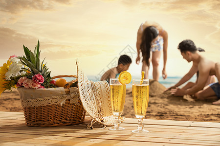 夏天可爱杯具幸福的四口之家在沙滩上享受休闲时光背景