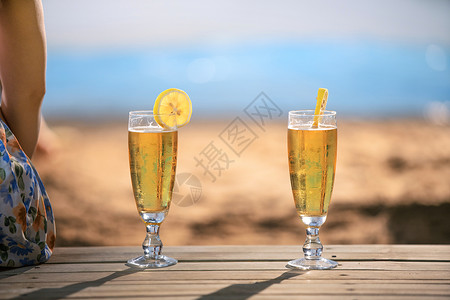 玻璃海滩夏日里海滩旁的冷饮背景
