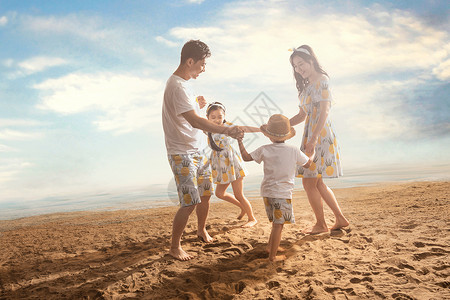 做父亲的靠山幸福的一家四口在沙滩上做游戏背景
