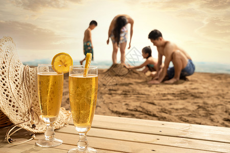 幸福的四口之家在沙滩上享受休闲时光高清图片