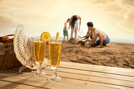 夏天可爱杯具幸福的四口之家在沙滩上享受休闲时光背景