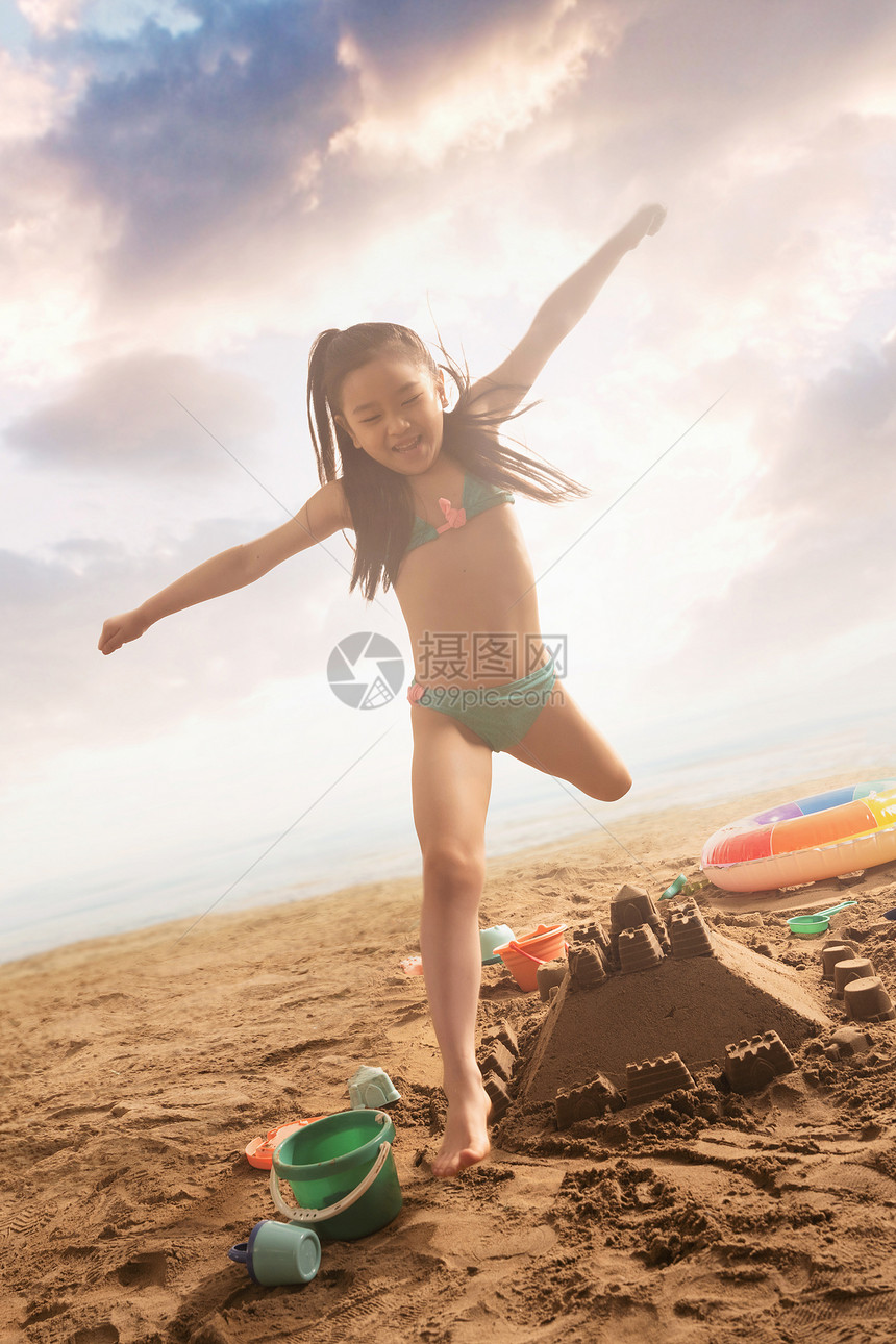 快乐的东方儿童在沙滩上玩耍图片
