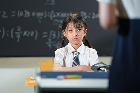 教室听讲的女孩小学生在课堂上认真听讲背景