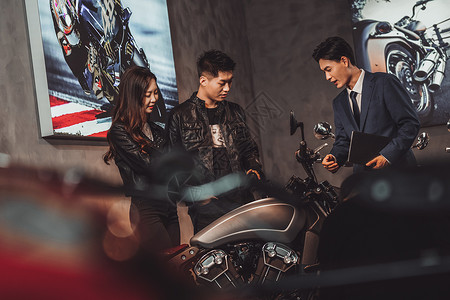 汽车服务海报摩托车销售人员为青年伴侣介绍背景