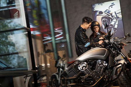 财富海报青年伴侣挑选摩托车背景