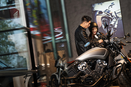 财富海报青年伴侣挑选摩托车背景