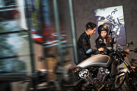 个性招生海报青年伴侣挑选摩托车背景