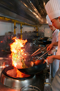 后厨内的专业厨师团队烹饪美味佳肴职业高清图片素材