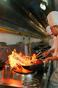 后厨内的专业厨师团队烹饪美味佳肴饮食产业高清图片素材