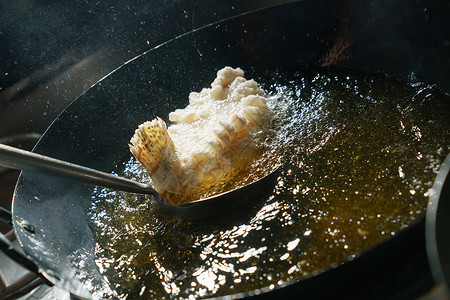 烹饪菜肴热油炸鱼高清图片