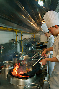 后厨内的专业厨师团队烹饪美味佳肴准备食物高清图片素材