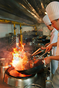后厨内的专业厨师团队烹饪美味佳肴厨房高清图片素材