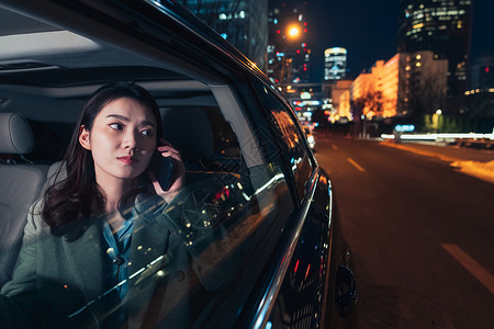 车内的青年商务女人拨打电话高清图片