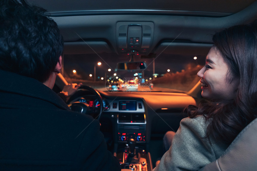 夜晚驾驶汽车出行的青年伴侣图片