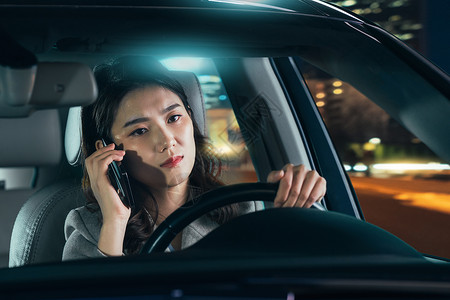 驾驶汽车的青年商务女人拨打电话高清图片