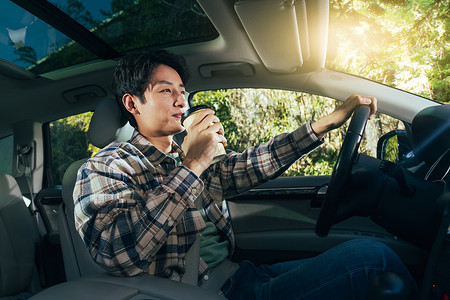 奶茶车驾驶汽车的青年男人喝咖啡背景