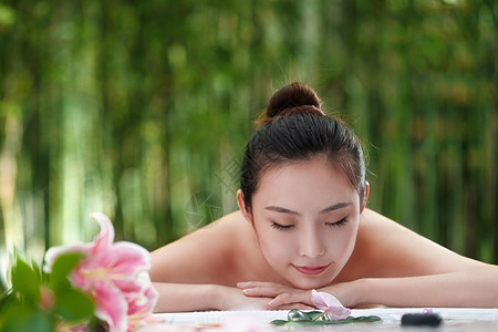 年轻女人做spa休闲活动高清图片素材