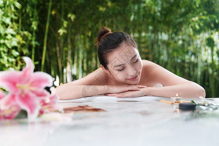年轻女人做spa休闲高清图片素材