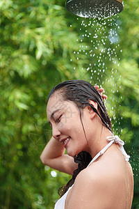 年轻女人沐浴高清图片