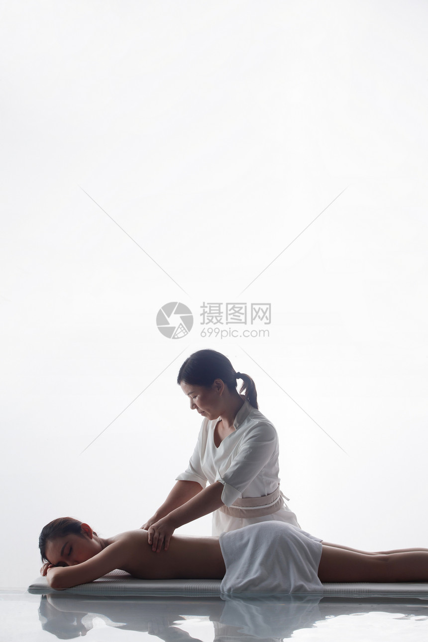 年轻女人做spa图片