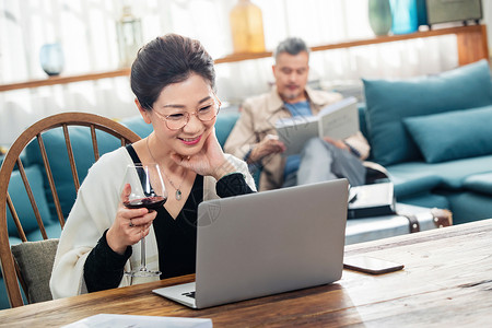 科技红优雅的中老年人在家使用电脑背景