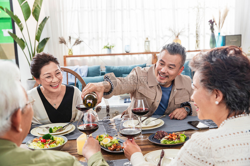 幸福的老年夫妻一起在客厅用餐图片