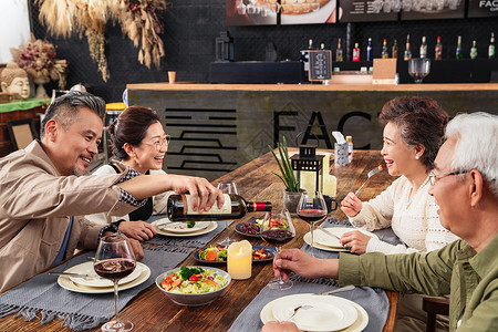 幸福的老年夫妻一起在餐厅用餐高清图片