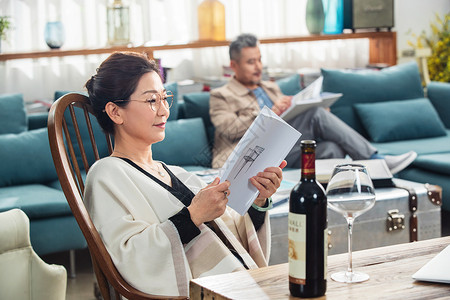 红酒知识优雅的中老年夫妇在家看书背景