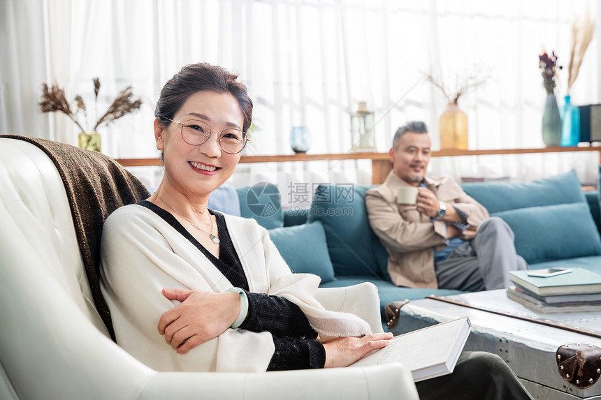 客厅里幸福的中老年夫妇图片