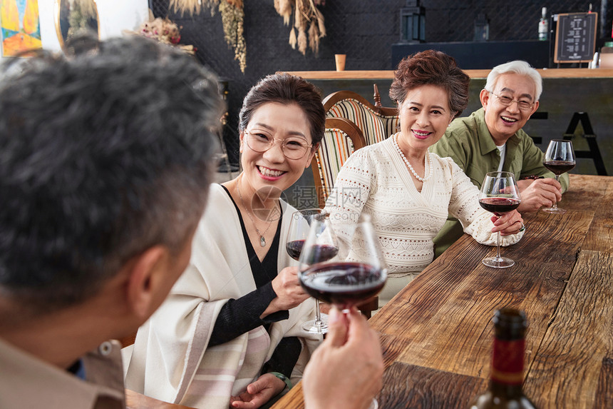 中老年朋友们交流品尝红酒图片