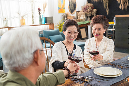 聚会上快乐的中老年人闲聊干杯图片