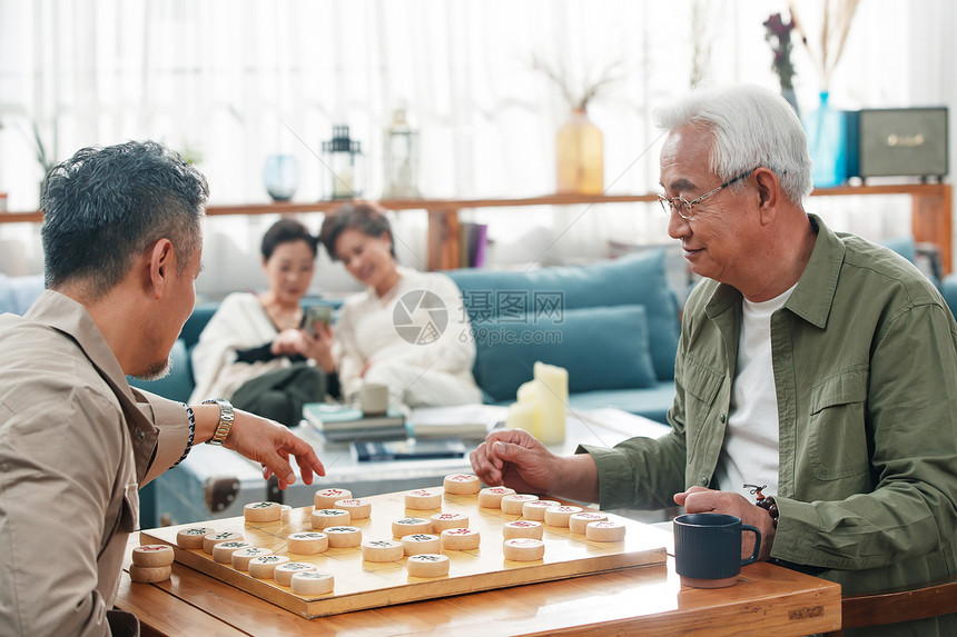 快乐的老年人下象棋图片