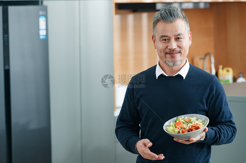 拿着蔬菜沙拉的中老年男士图片