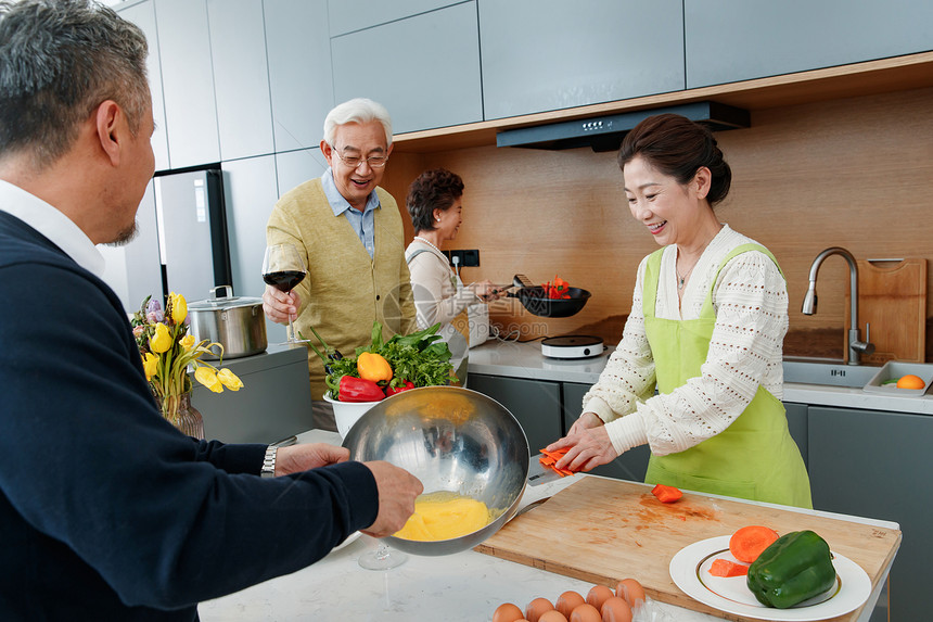 快乐的中老年人在厨房做饭图片