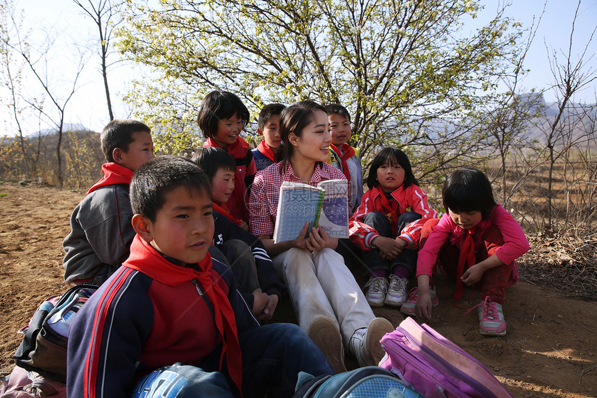 乡村老师给小学生讲课图片