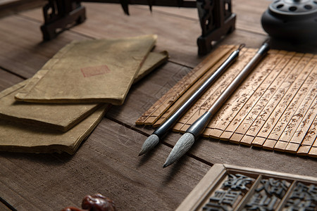 竹简卷轴桌面上的竹简和毛笔背景