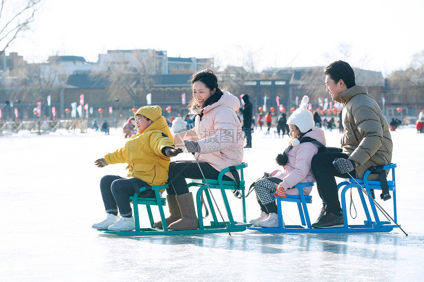 快乐的一家人坐冰车玩耍图片