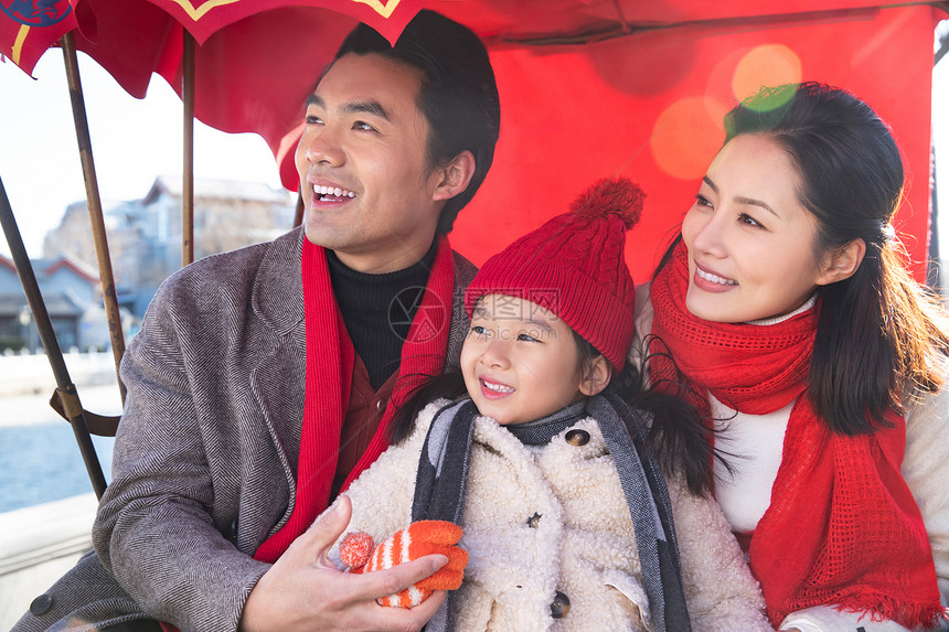 一家三口坐人力黄包车旅游图片