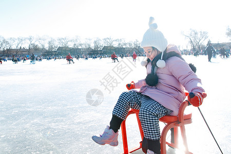 北京滑冰快乐的小女孩在溜冰场玩耍背景