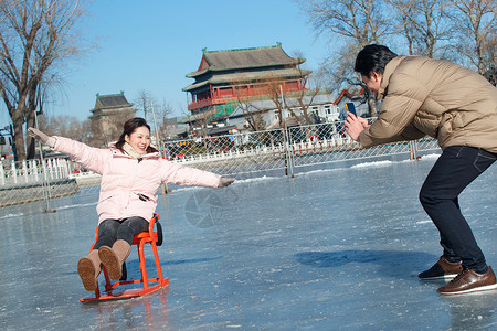 浪漫夫妻在溜冰场高清图片